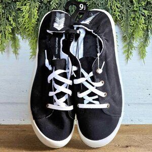 Size 9.5 Black & White Scrunch Back Slip On Time & Tru Sneakers Memory Foam Shoe